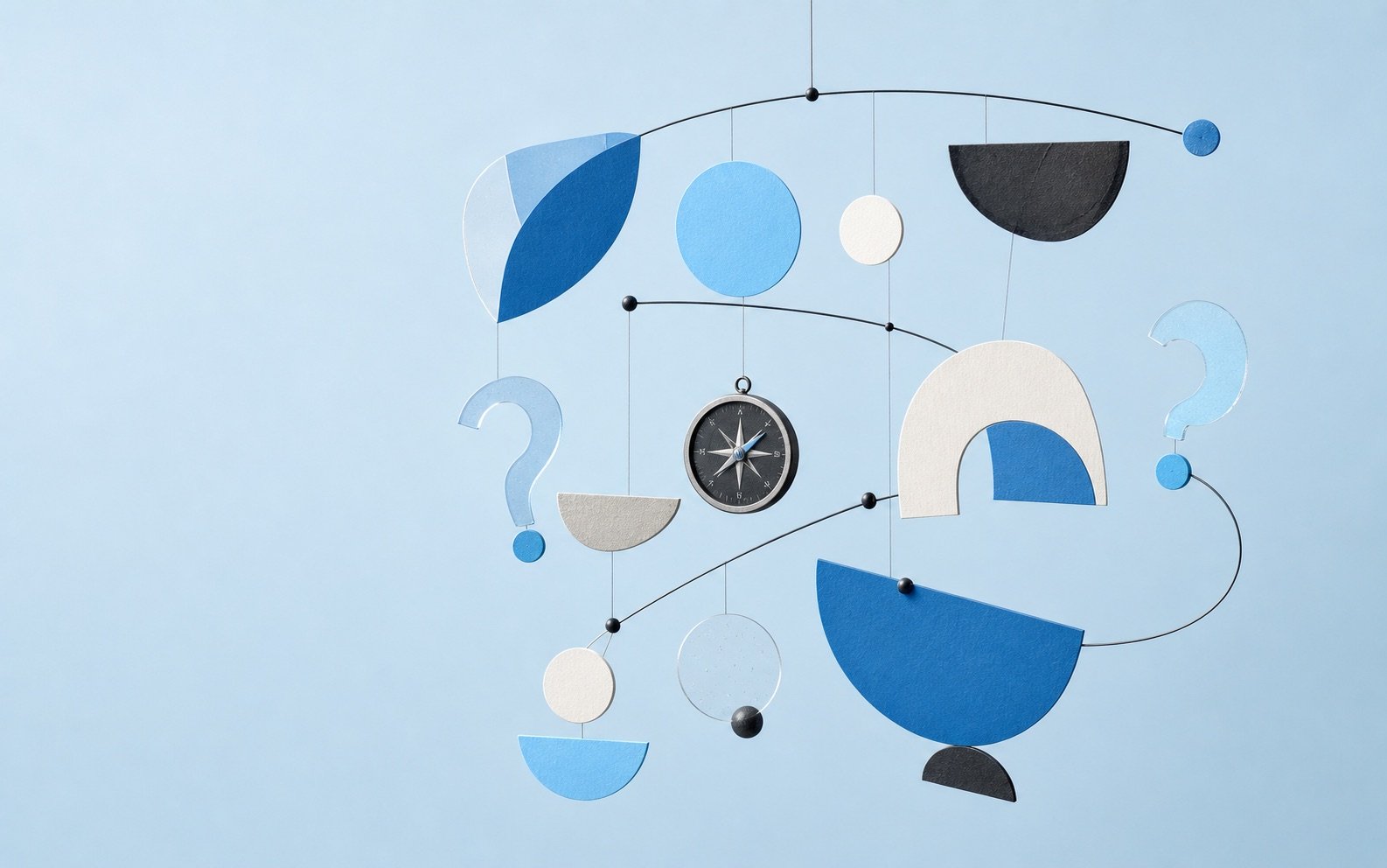 Escultura móvel abstrata com formas, perguntas e uma bússola em tons de azul